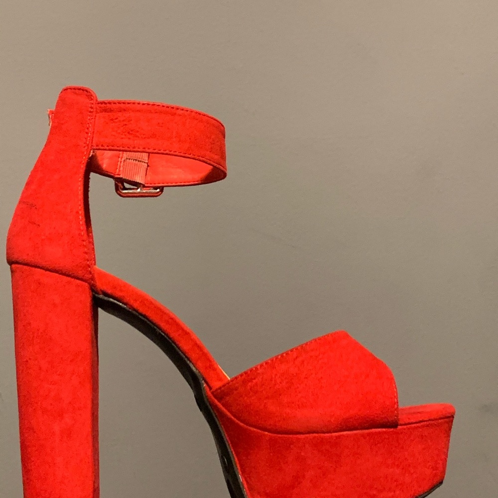 Hey guys! Selling ankle strap platform high heels